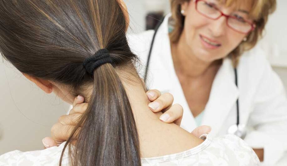 Un médecin examine un patient atteint d'ostéochondrose